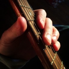 Orouni - <a href="https://open.spotify.com/playlist/0XaYLm1FHrojV7wnWPzcRH">Kev Rowe - Calming acoustic</a>